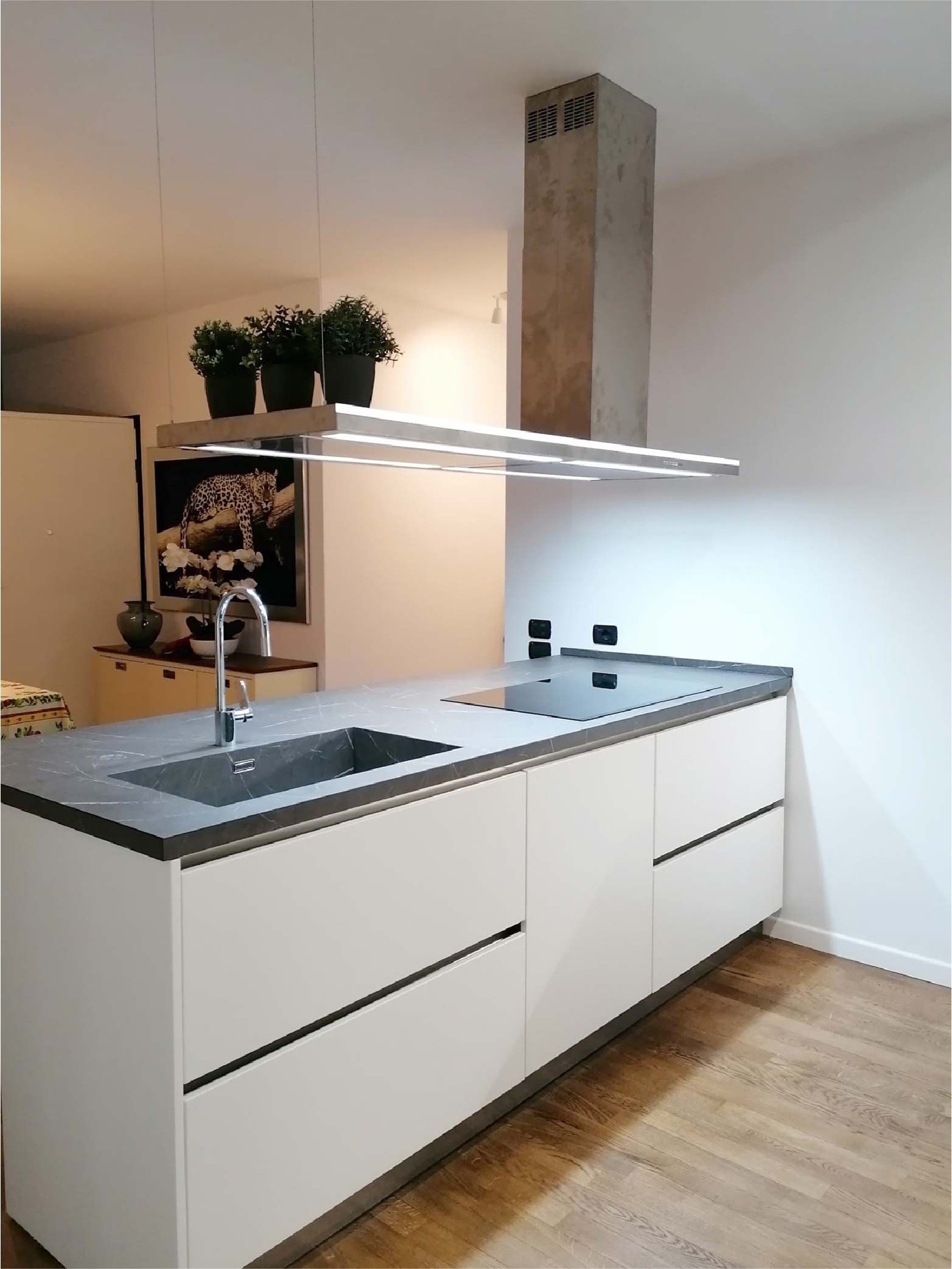 Cucina su misura laccata bianca con gole alluminio, piano in hpl grafite brown.